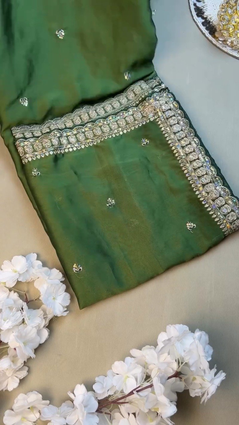 Enchanting Emerald Green Peacock Motif Embroidered Saree Set - Image 3