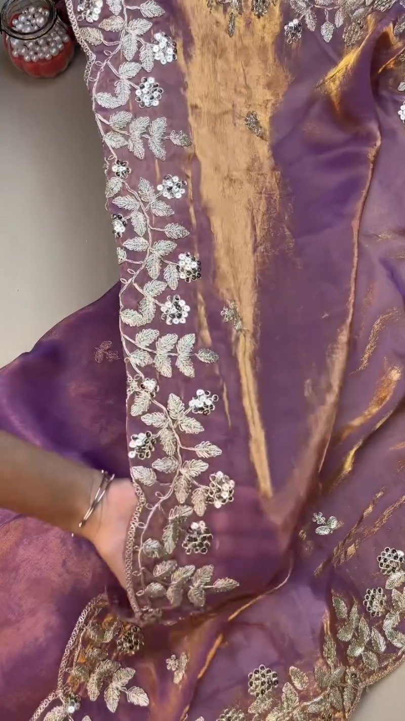Enchanting Lavender Organza Saree Set with Silver Zari Embroidery - Image 5