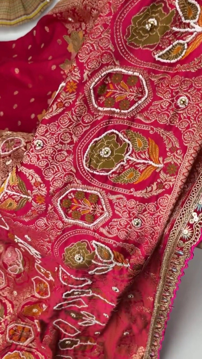 Regal Fuchsia Banarasi Silk Saree with Floral Jaal Embroidery - Image 8
