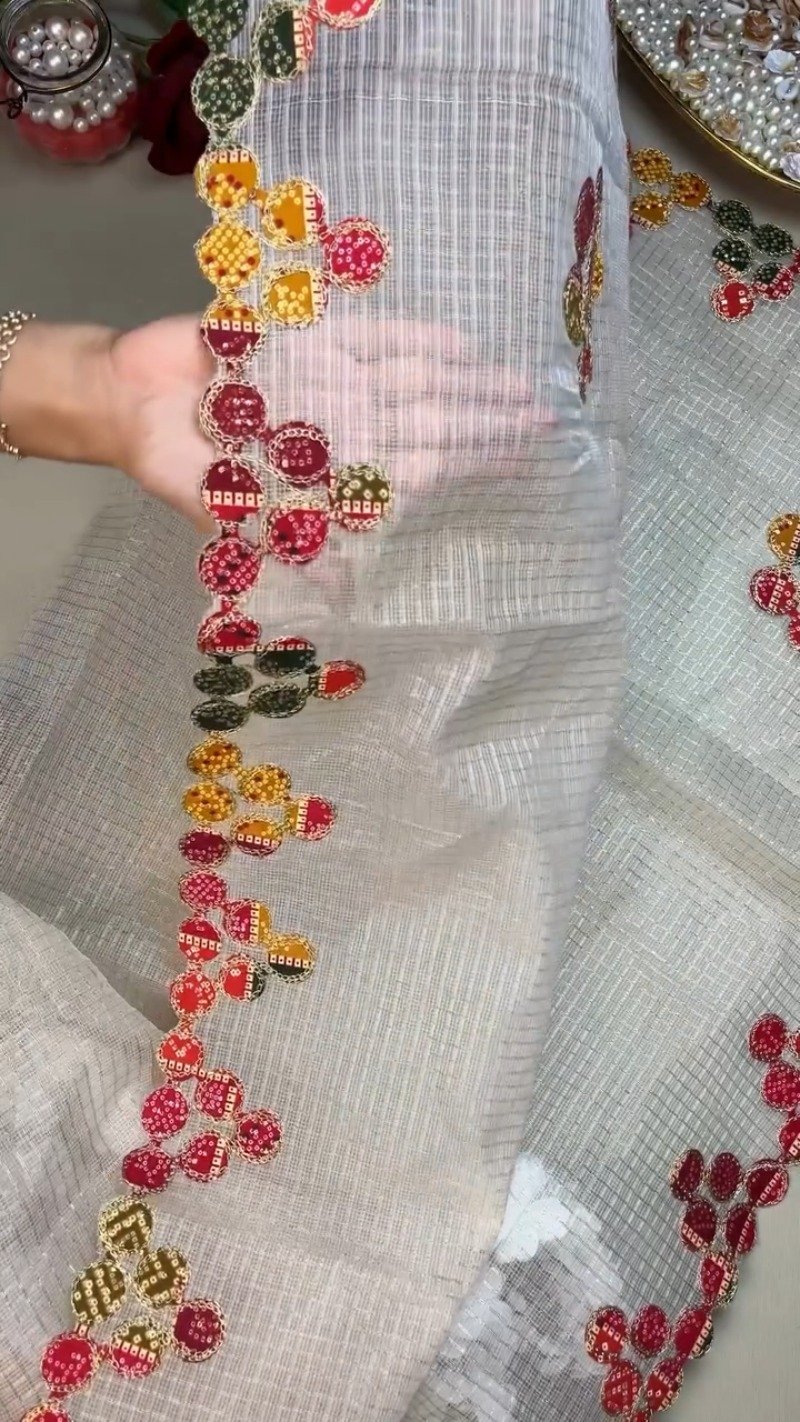 Timeless Bandhani Elegance: White Handloom Saree with Deep Maroon Blouse – Available in One Colour Variant - Image 4
